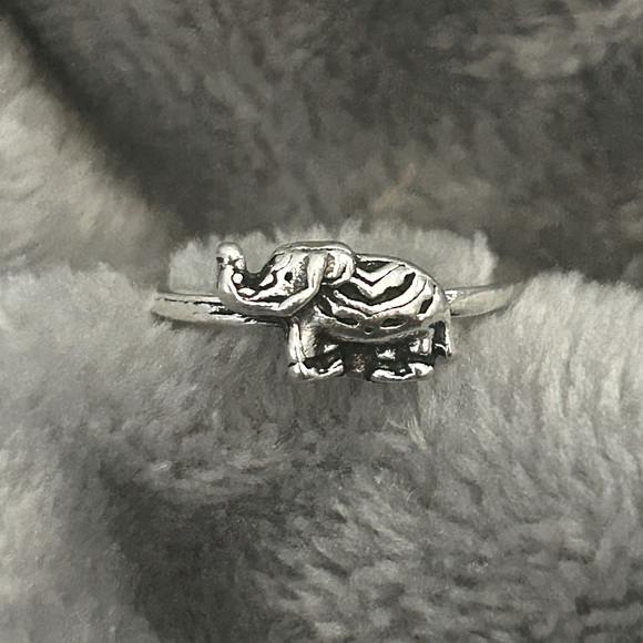 ❤️ 5 for $10 PRICE DROP
Antiqued Silver Elephant Ring - Picture 1 of 3